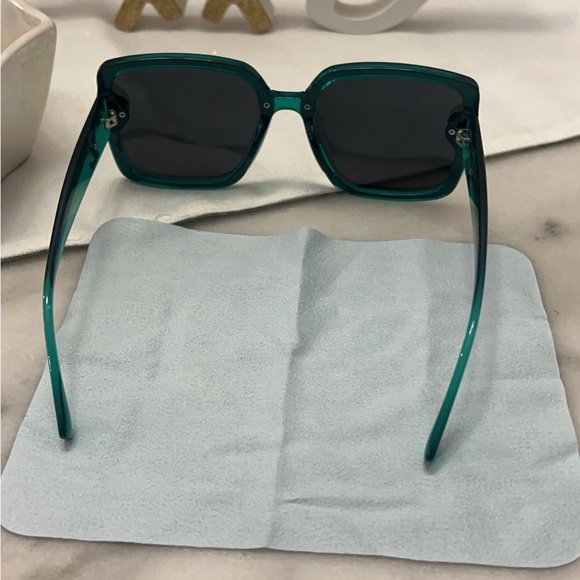 New Replica Sunglasses 😎 Beautiful Color 🕶️Not Original this are boutique 🕶️ - Picture 6 of 7